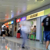 Flug verspätet, Mietwagenstation zu: Wer sein Auto erst nach Ladenschluss abholt, zahlt oft extra – kann sich das Geld aber unter Umständen von der Airline zurückholen. (Foto: Clara Margais/dpa/dpa-tmn)