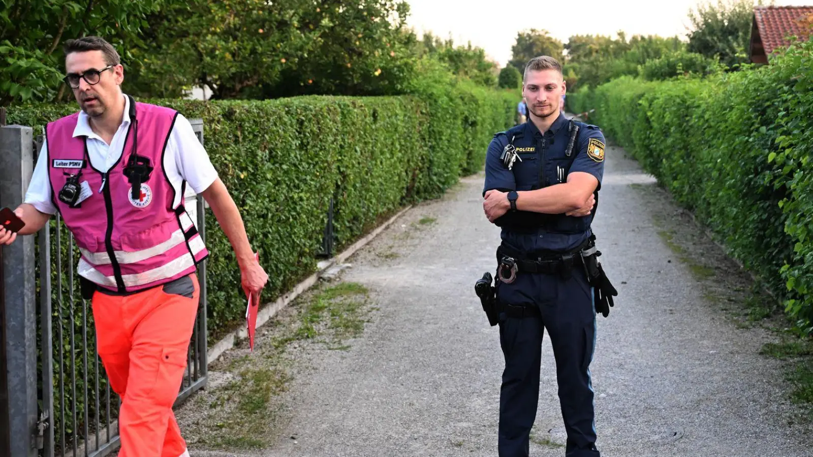 Die Polizei ermittelt - die Hütte in der Kleingartenanlage wurde abgeriegelt.  (Foto: Felix Hörhager/dpa)