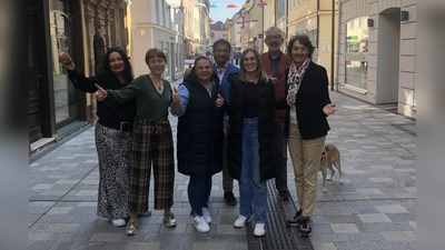 Das ist nur ein Teil der „Wilden 13“: In der Neustadt wollen die Händler um Manuela Trapp, Elke Knöbl, Elisabeth Rössl, Christian Eichinger, Ann-Kathrin Hartmann, Michael Sichelstiel und Elke Homm-Vogel (von links) selbst initiativ werden und das Schicksal der Straße nicht nur in die Hände der Stadt legen.  (Foto: Florian Pöhlmann)