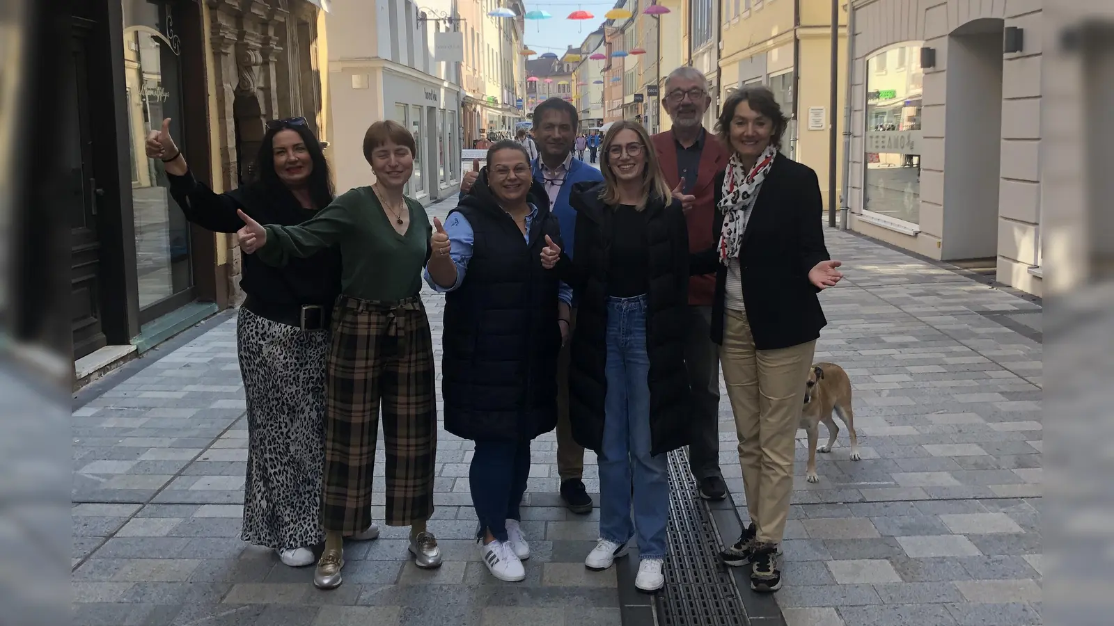 Das ist nur ein Teil der „Wilden 13“: In der Neustadt wollen die Händler um Manuela Trapp, Elke Knöbl, Elisabeth Rössl, Christian Eichinger, Ann-Kathrin Hartmann, Michael Sichelstiel und Elke Homm-Vogel (von links) selbst initiativ werden und das Schicksal der Straße nicht nur in die Hände der Stadt legen.  (Foto: Florian Pöhlmann)