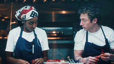 Wie geht es weiter für Koch Carmen „Carmy“ Berzatto (Jeremy Allen White, rechts) und seine nicht minder talentierte Kollegin Sydney Adamu (Ayo Edebiri)? Das Restaurant „The Bear“ steht in der fünften Staffel am Scheidepunkt. (Foto: Disney+/dpa)