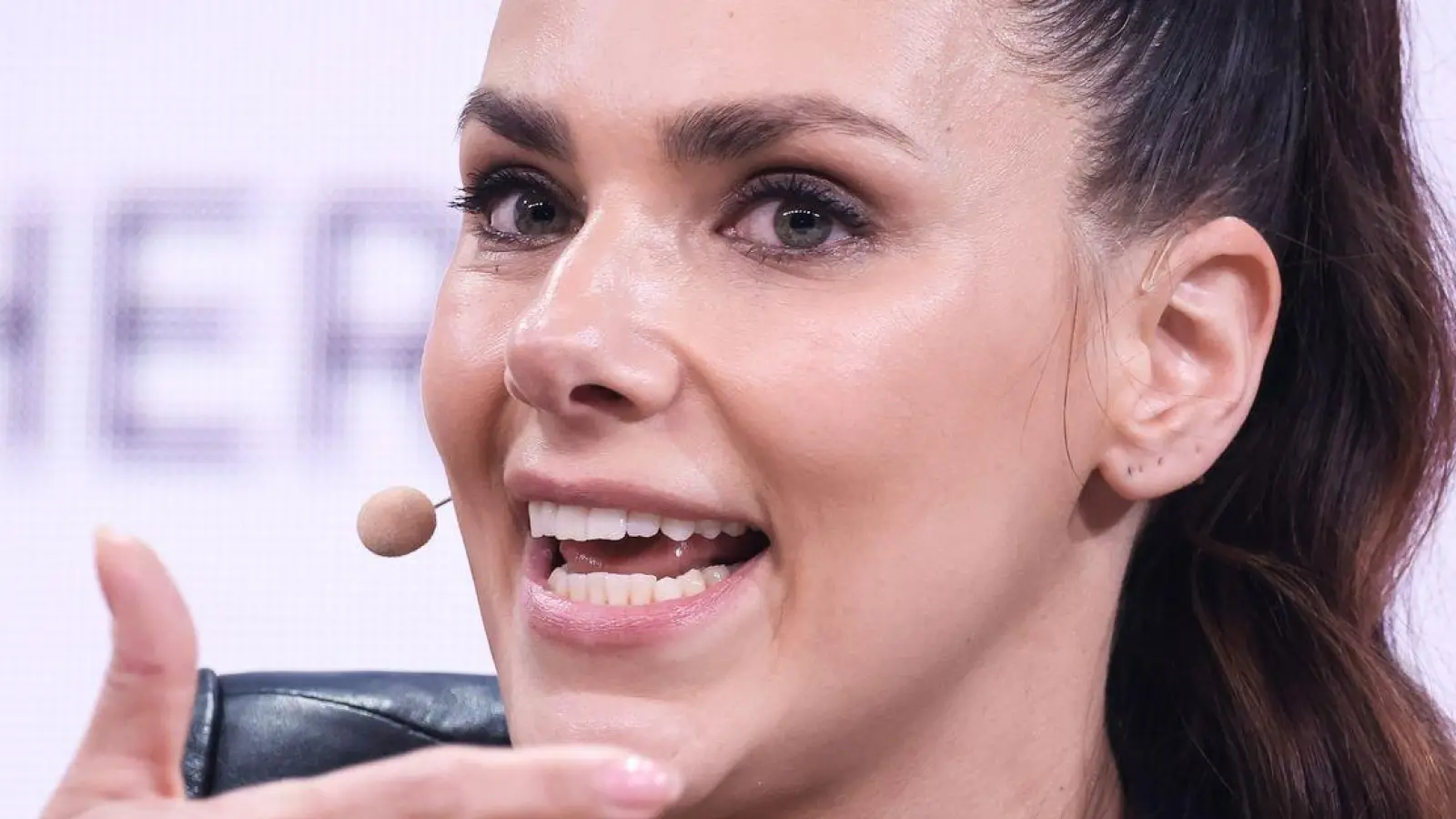 Moderatorin Esther Sedlaczek übergibt die „Maus-Show“ zeitweilig an Florian Silbereisen. (Archivbild) (Foto: Christian Charisius/dpa)