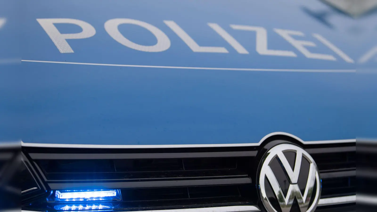 Die Polizei ermittelt, wie ein Propellerflugzeug von der Landebahn am Flughafen in Augsburg abkommen konnte. (Symbolbild) (Foto: Lino Mirgeler/dpa)