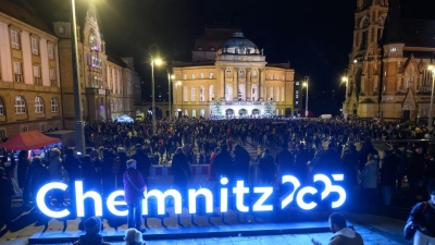 Zum Abschluss des Kulturhauptstadtjahres beteiligen sich Tausende Menschen auf dem Chemnitzer Theaterplatz am Weihnachtssingen.  (Foto: Hendrik Schmidt/dpa)