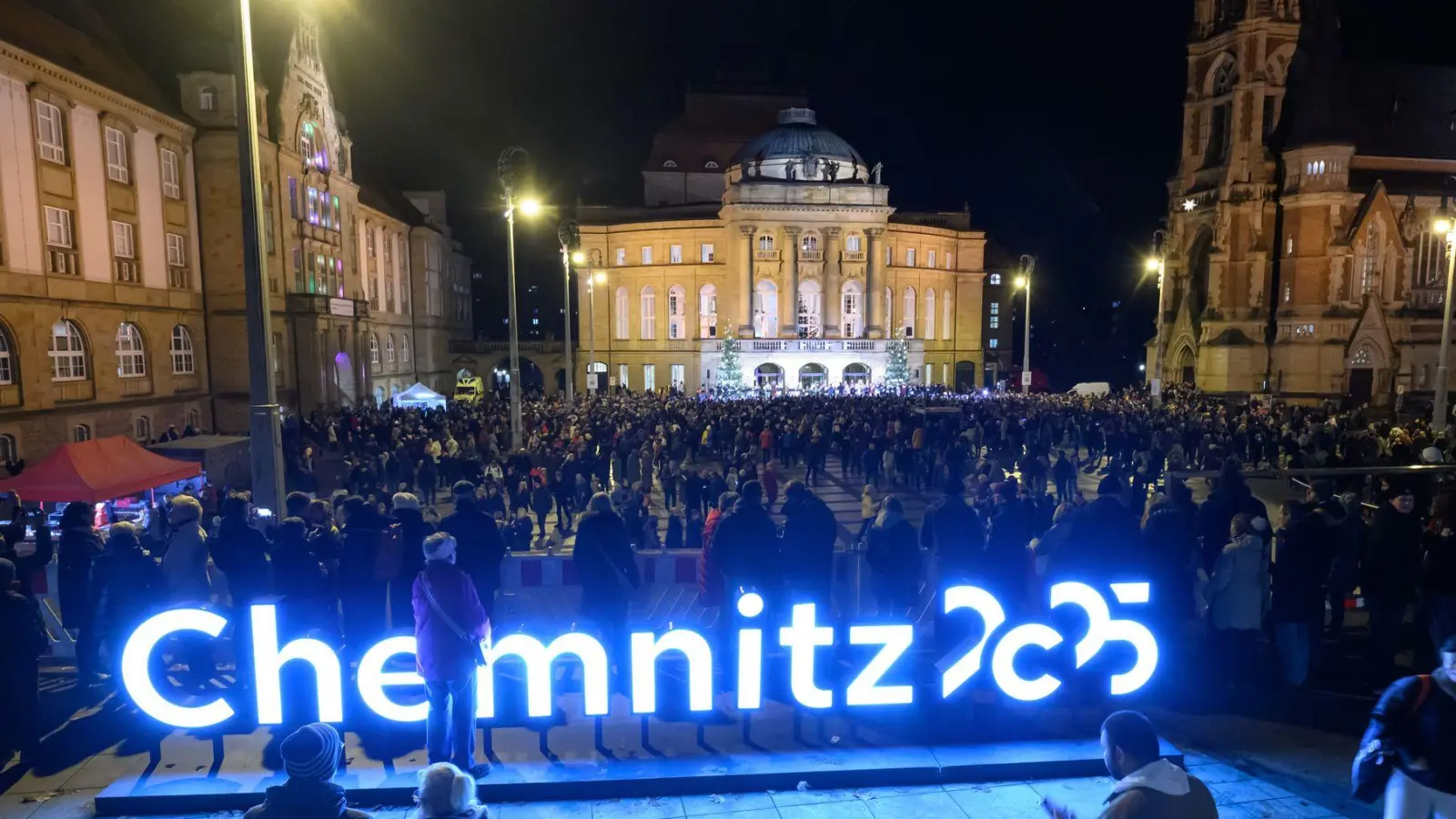 Zum Abschluss des Kulturhauptstadtjahres beteiligen sich Tausende Menschen auf dem Chemnitzer Theaterplatz am Weihnachtssingen.  (Foto: Hendrik Schmidt/dpa)