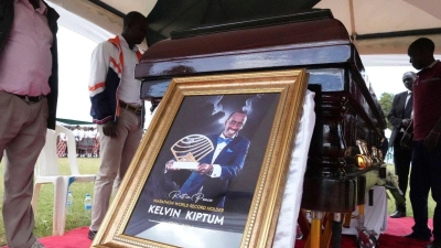 Familie und Freunde stehen vor dem Sarg des kenianischen Sportlers Kelvin Kiptum. (Foto: Brian Inganga/AP/dpa)