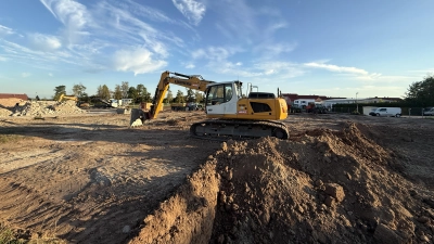 Das Areal am Ortseingang von Herrieden ist eingeebnet: Alle bestehenden Gebäude wurden abgerissen, der Parkplatz ist abgetragen. (Foto: Susanne Pöhlmann)