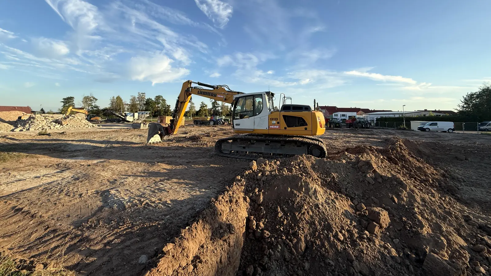 Das Areal am Ortseingang von Herrieden ist eingeebnet: Alle bestehenden Gebäude wurden abgerissen, der Parkplatz ist abgetragen. (Foto: Susanne Pöhlmann)