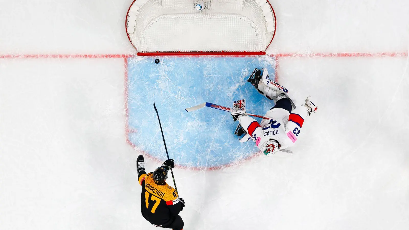 Alexander Karachun brachte die deutsche Eishockey-Nationalmannschaft zum Vorrunden-Abschluss in Führung. (Foto: Andreas Becker/Keystone/dpa)