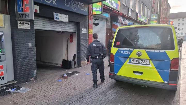 Die Polizei ist am Tatort in Hannovers  Steintorviertel. (Foto: -/TNN/dpa)