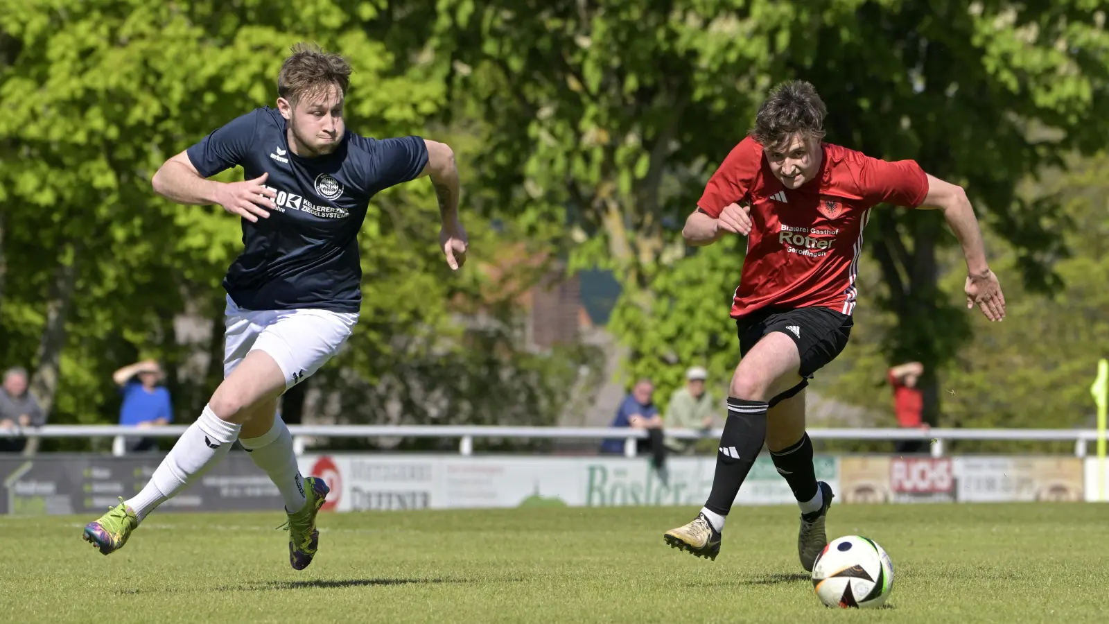 Wechselt nach Nördlingen: Oscar Ladenburger (rechts, hier im Spiel gegen Oberweikertshofen). (Foto: Martin Rügner)