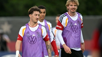 Nick Woltemade (r.) ist in der Nationalmannschaft nicht mehr in der Startelf gesetzt.  (Foto: Federico Gambarini/dpa)