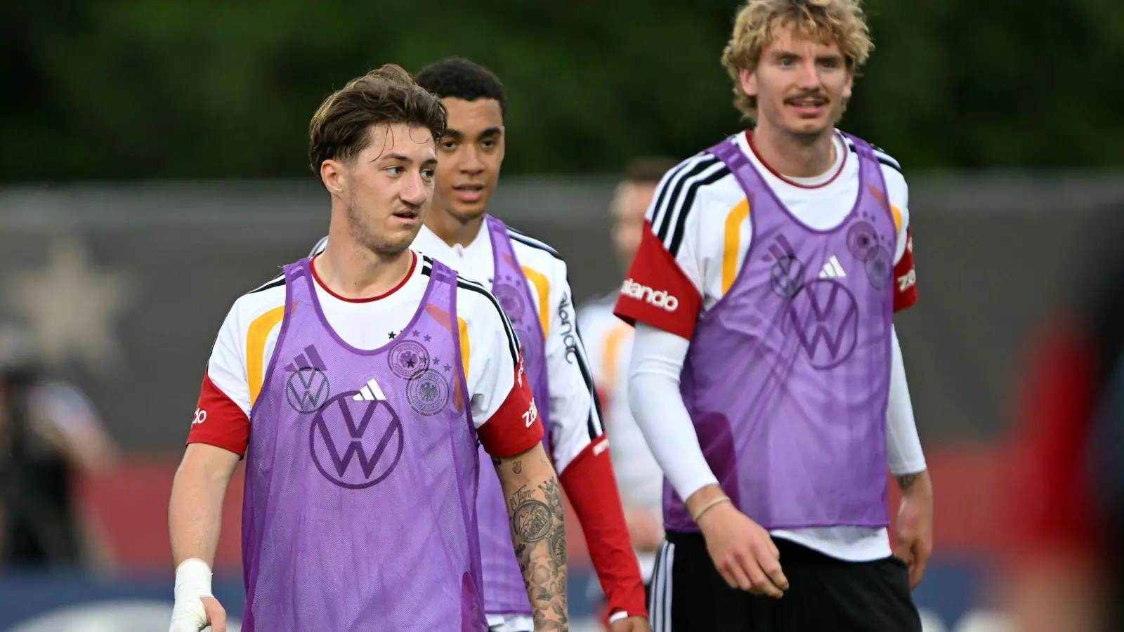Nick Woltemade (r.) ist in der Nationalmannschaft nicht mehr in der Startelf gesetzt.  (Foto: Federico Gambarini/dpa)
