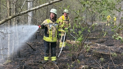 Die Ansbacher Wehr rückte mit einem Großangebot an und hatte die Flammen in dem Waldgebiet rasch unter Kontrolle.  (Foto: Freiwillige Feuerwehr Ansbach)
