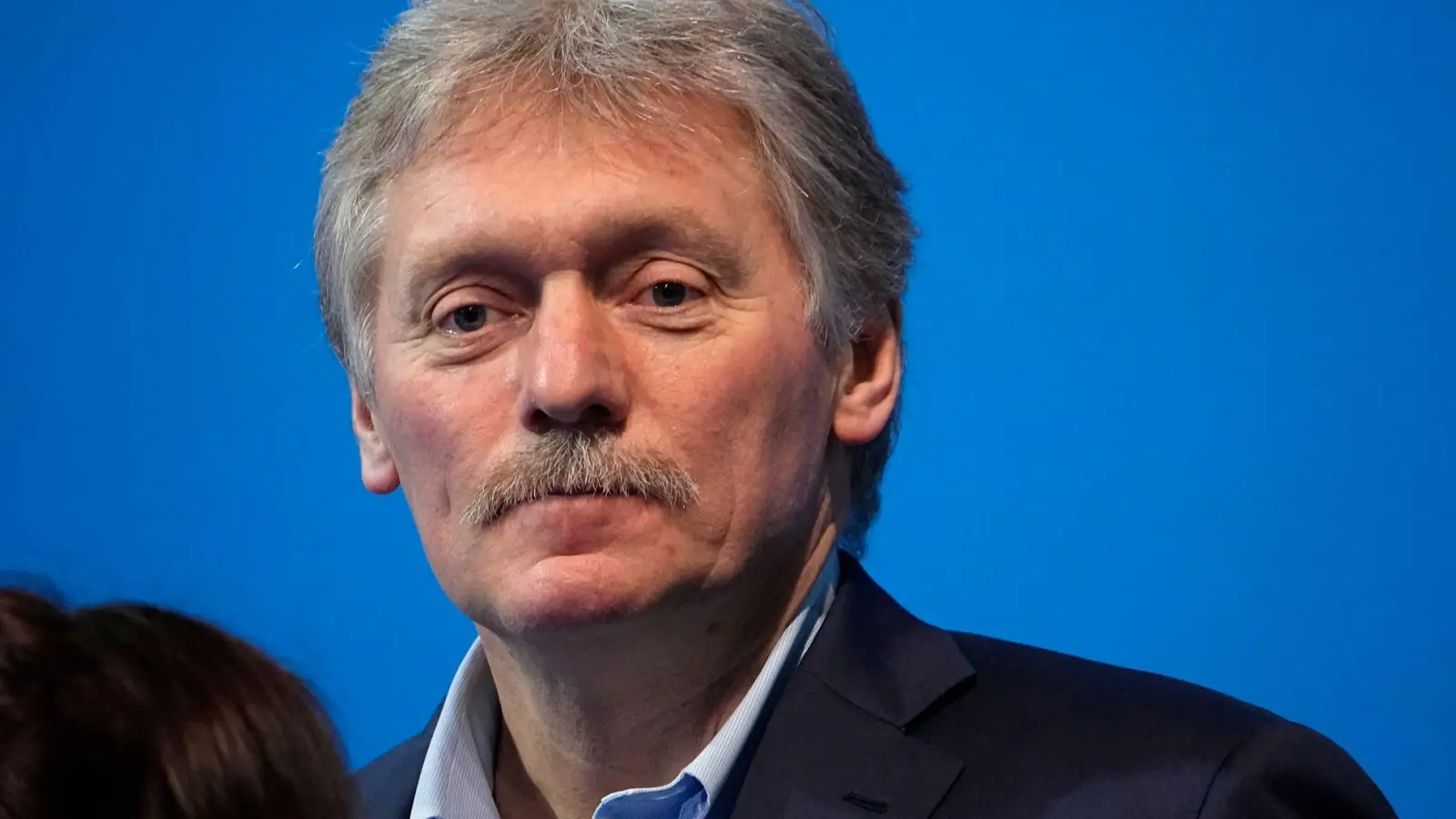 Kremlsprecher Dmitri Peskow kündigt nach Kritik einer Bloggerin an den Zuständen in Russland Arbeit an Problemen an. (Archivbild)  (Foto: Alexander Zemlianichenko/AP/dpa)