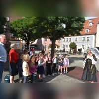 Gästeführerin Claudia Hirschlach (rechts) schlüpfte in die Rolle der Markgräfin Wilhelmine von Bayreuth und informierte Mädchen und Jungen im Rahmen des von den Freunden von Montespertoli angebotenen Ferienprogrammangebots über das Leben der edlen Dame. (Foto: Ute Niehaus )