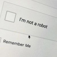 Perfide Masche: Alarmiert sollte man sein, wenn ein Captcha zu ungewöhnlichen Interaktionen auffordert, etwa dem Drücken bestimmter Tastenkombinationen. (Foto: Franziska Gabbert/dpa-tmn)