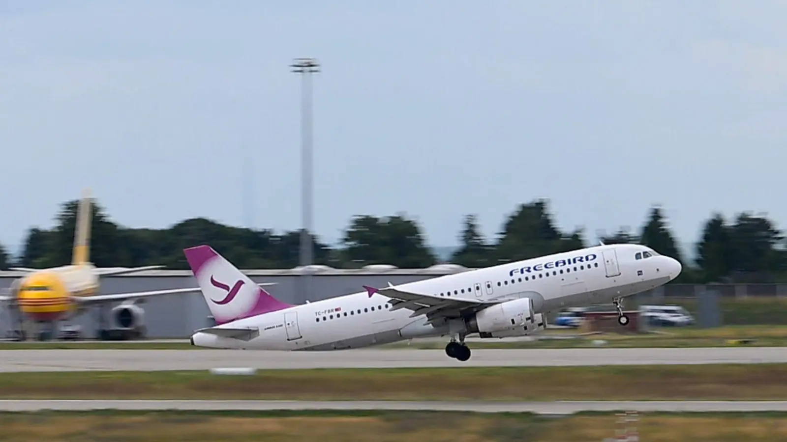 Eine jesidische Familie aus Brandenburg ist abgeschoben worden, obwohl sie erfolgreich gegen die Ablehnung des Asylbescheids geklagt hatte (Archivbild). (Foto: Hendrik Schmidt/dpa)