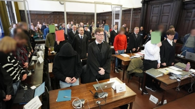 Weil die Angeklagten zum Tatzeitpunkt teils noch minderjährig waren, wurde die   Öffentlichkeit vom Prozess ausgeschlossen. (Foto: Marcus Brandt/Pool dpa/dpa)