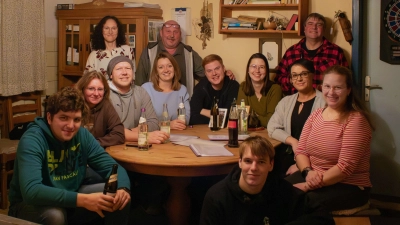 Auch die Erwachsenspielgruppe probt wieder. „Tanzcafé Edelweiß” heißt die Komödie. Geplant sind sieben Aufführungen. (Foto: Steffi Fuchs)