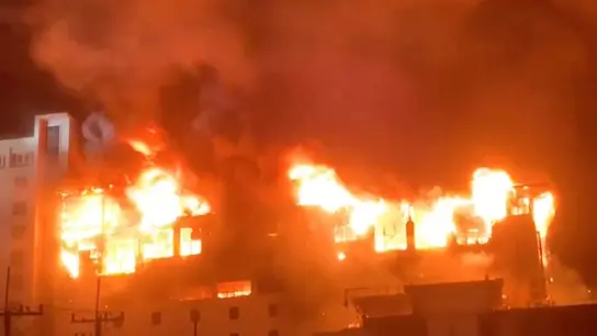 Das Feuer ist offenbar im ersten Stockwerk ausgebrochen und hat sich dann rasch ausgebreitet. (Foto: Uncredited/Fresh News/AP/dpa)