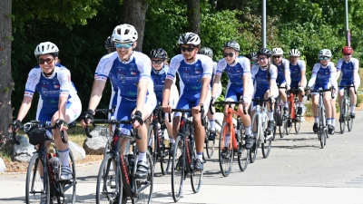Im professionellen Outfit, das eigens für die Tour gefertigt wurde, rollte das Team auf seiner ersten Etappe von Erlangen nach Ansbach und weiter nach Herrieden und Schillingsfürst im Landkreis Ansbach.  (Foto: Manfred Blendinger)