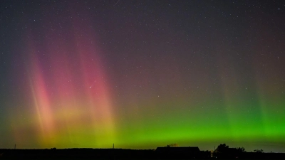 Polarlicht und Komet leuchten am Nachthimmel. (Foto: Patrick Pleul/dpa)
