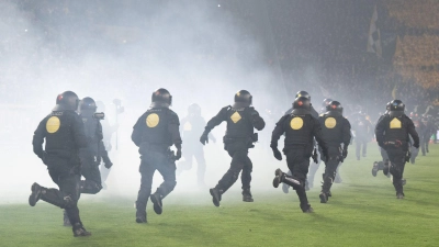 Die Polizei versuchte, Dynamo-Fans wieder in ihren Block zurückzudrängen. (Foto: Sebastian Kahnert/dpa)