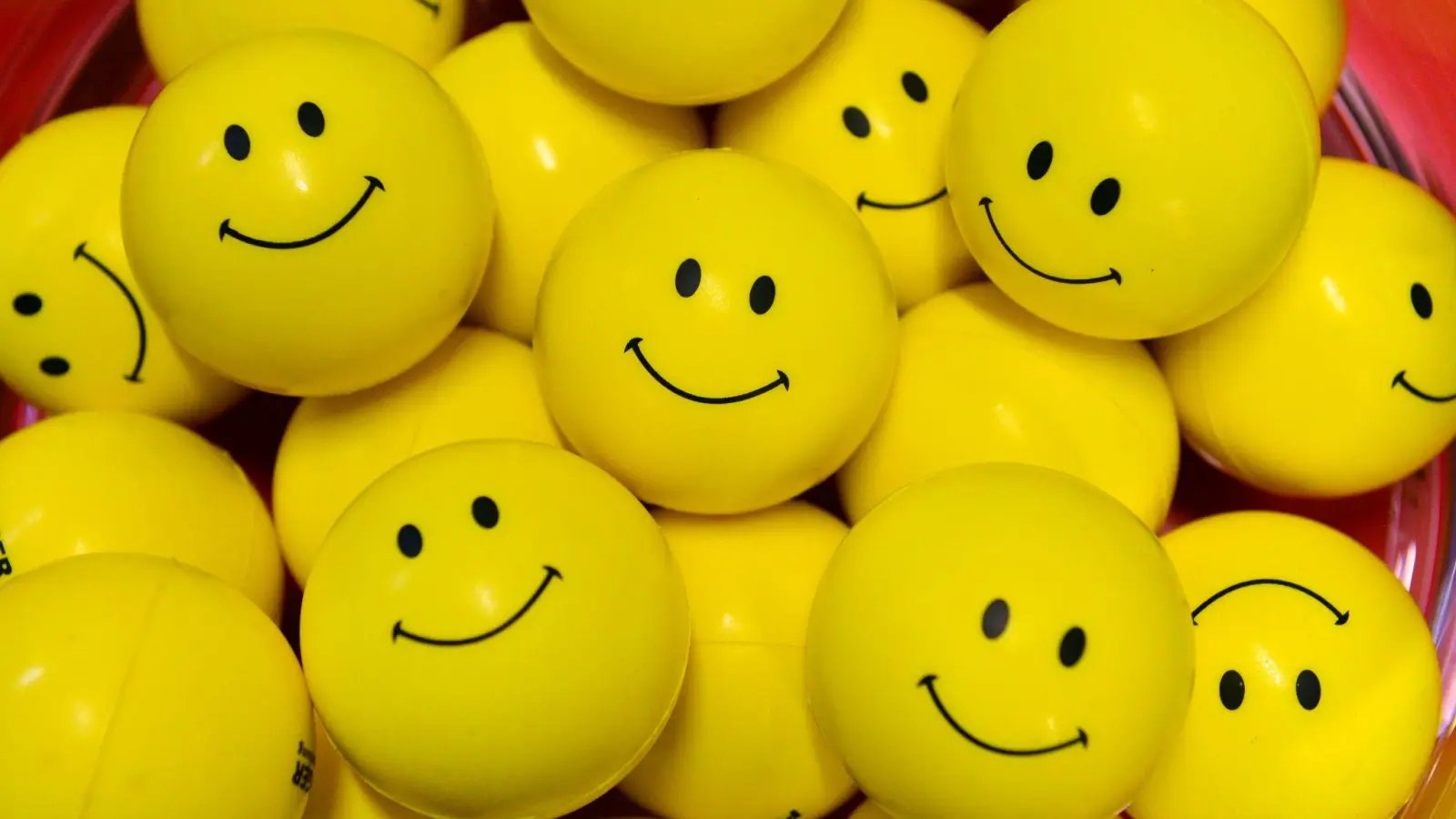 Das Lebensziel vieler Menschen ist es, Glück zu finden. Doch Ratgeber und Co. bauen einen gesellschaftlichen Glücks-Druck auf, von dem es sich eher freizumachen gilt. (Foto: Martin Schutt/dpa-Zentralbild/dpa/Archiv)