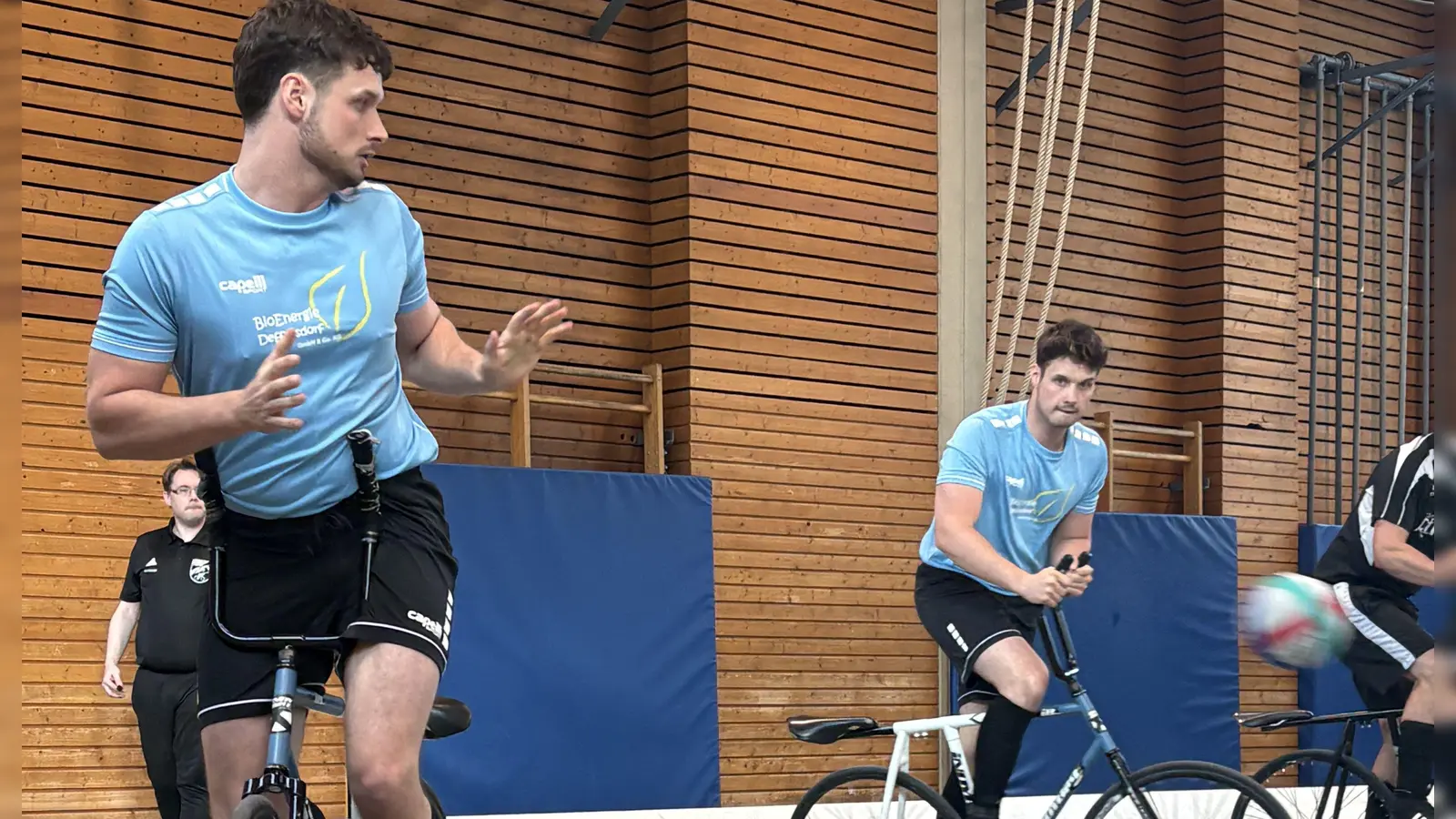 Voller Fokus auf den Ball: Jonas Scherb (vorne) und Christoph Scherb beim Spieltag in Stein. (Foto: L. Gundacker)
