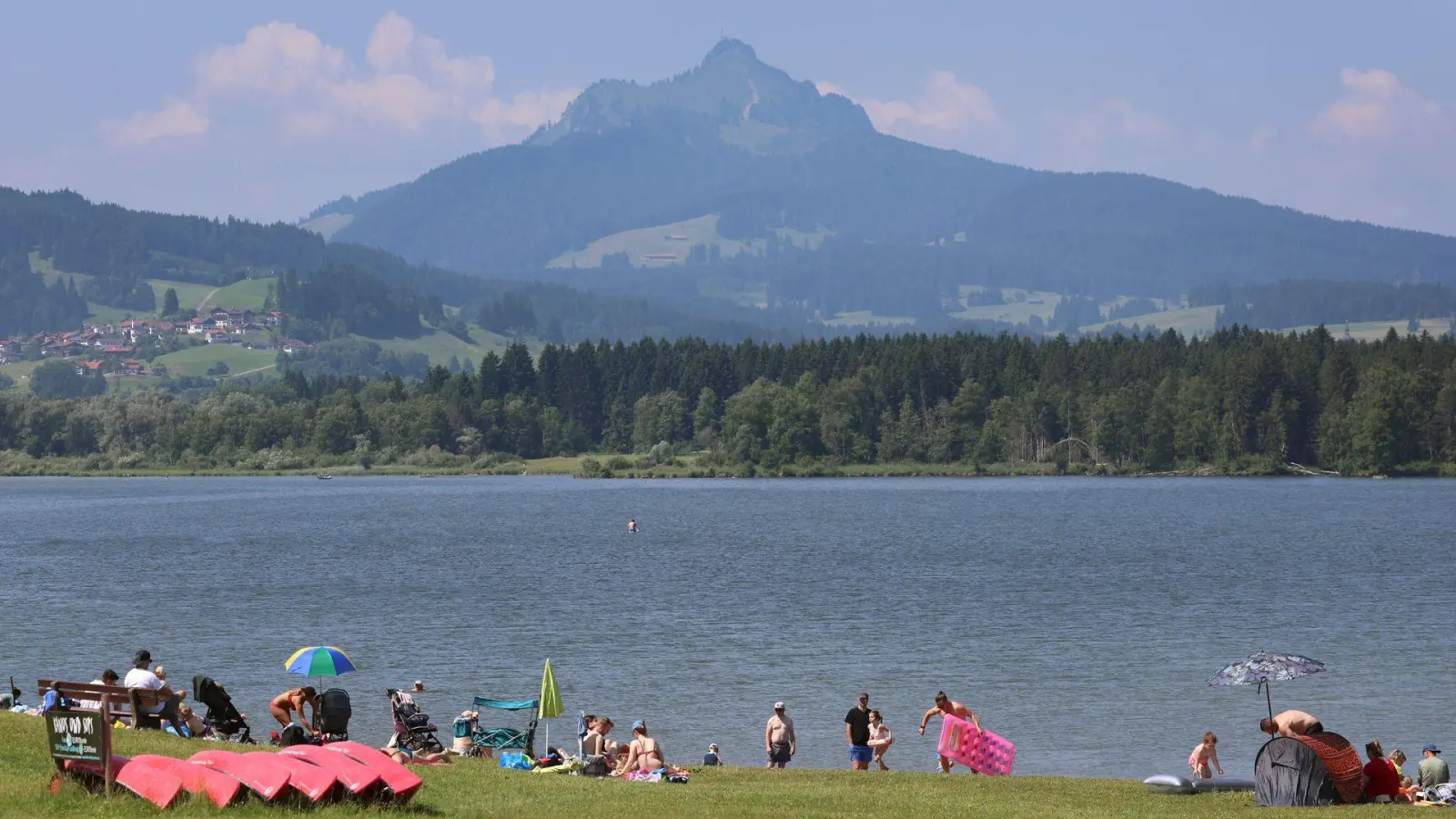 Bei Temperaturen bis zu 36 Grad lässt es sich am besten am Wasser aushalten - doch die Sonnenbrandgefahr ist hoch.  (Foto: Karl-Josef Hildenbrand/dpa)