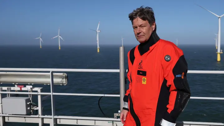 Klimaschutzminister Robert Habeck nach der Inbetriebnahme des RWE-Offshore-Windparks Kaskasi vor Helgoland. (Foto: Christian Charisius/dpa/Pool/dpa)