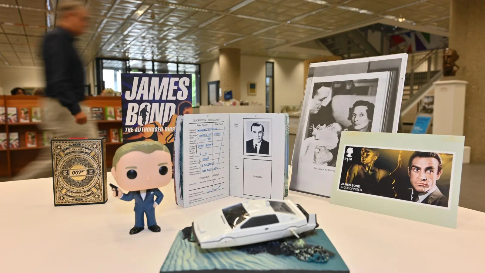 Im Stadtarchiv sind Exponate der Ausstellung „Liebesgrüße aus Wattenscheid“ zu sehen - dazu zählt auch ein Replikat des Ausweises von James Bond, welches den Wattenscheider Geburtsort des Geheimagenten bescheinigt.  (Foto: -/Stadt Bochum/dpa)