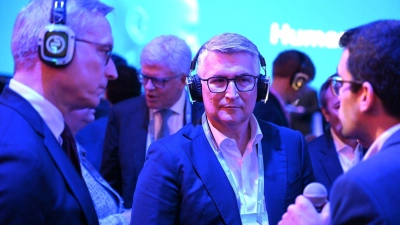 O2-Chef Santiago Argelich Hesse (Mitte) bei einer Vorführung beim MWC an der Seite von Bundesdigitalminister Karsten Wildberger (links). (Foto: Wolf von Dewitz/dpa)