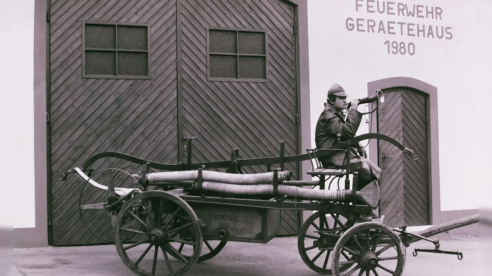 Ihre alte Spritze hielt die Feuerwehr lange in Ehren. Das Foto entstand 1982 vor dem damals noch recht neuen Gerätehaus. (Foto: Freiwillige Feuerwehr Dombühl)