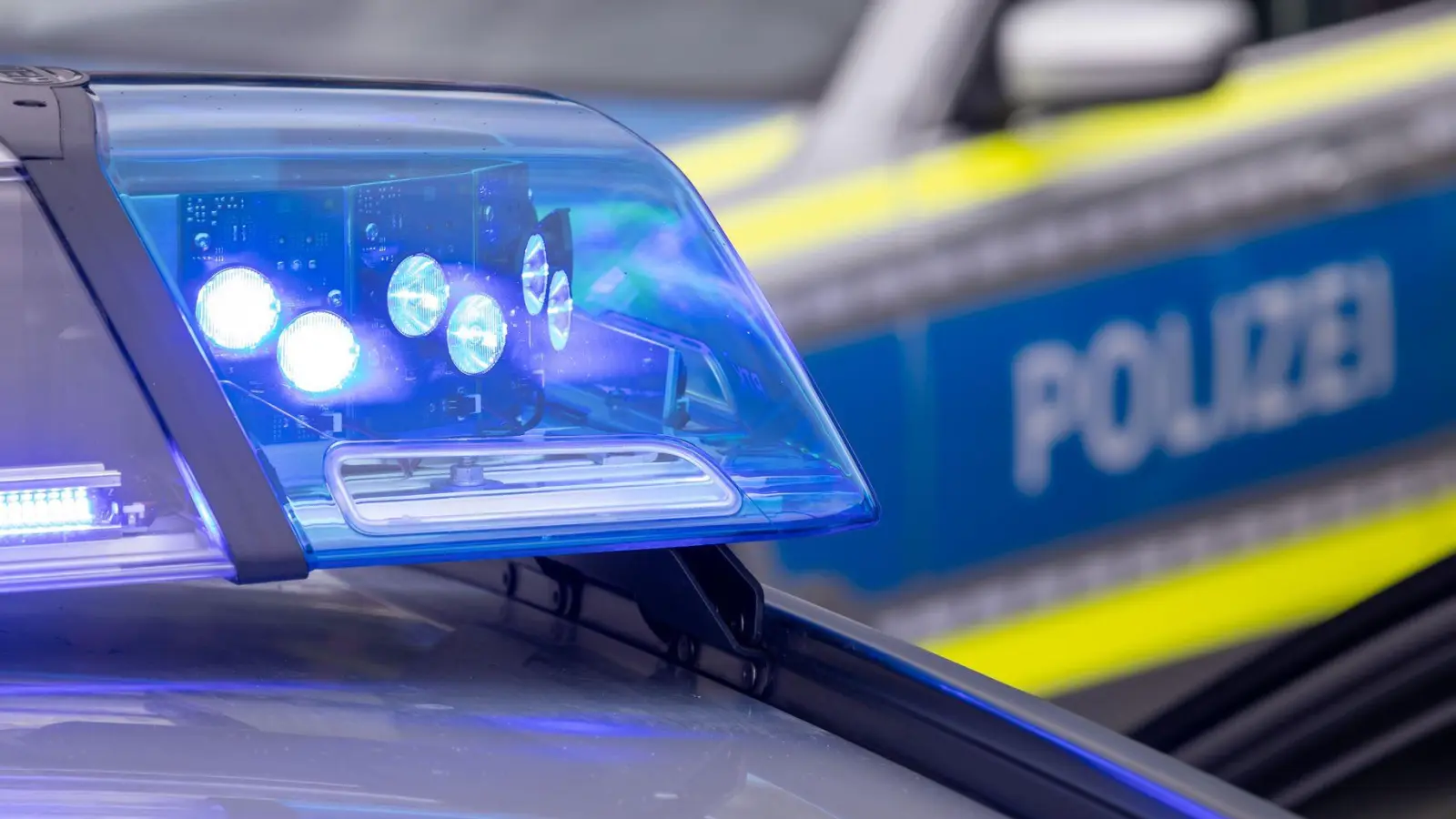 Weil eine Autofahrerin am Sonntag die Vorfahrt eines Fahrzeugs missachtete, ist es zu einem Sachschaden in Höhe von etwa 12.000 Euro gekommen. (Symbolbild: Daniel Karmann/dpa)