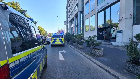 Im Wuppertaler Haus der Integration ist eine Mitarbeiterin der Behörde vermutlich mit einem Messer schwer verletzt worden. (Foto: Claudia Otte/dpa)