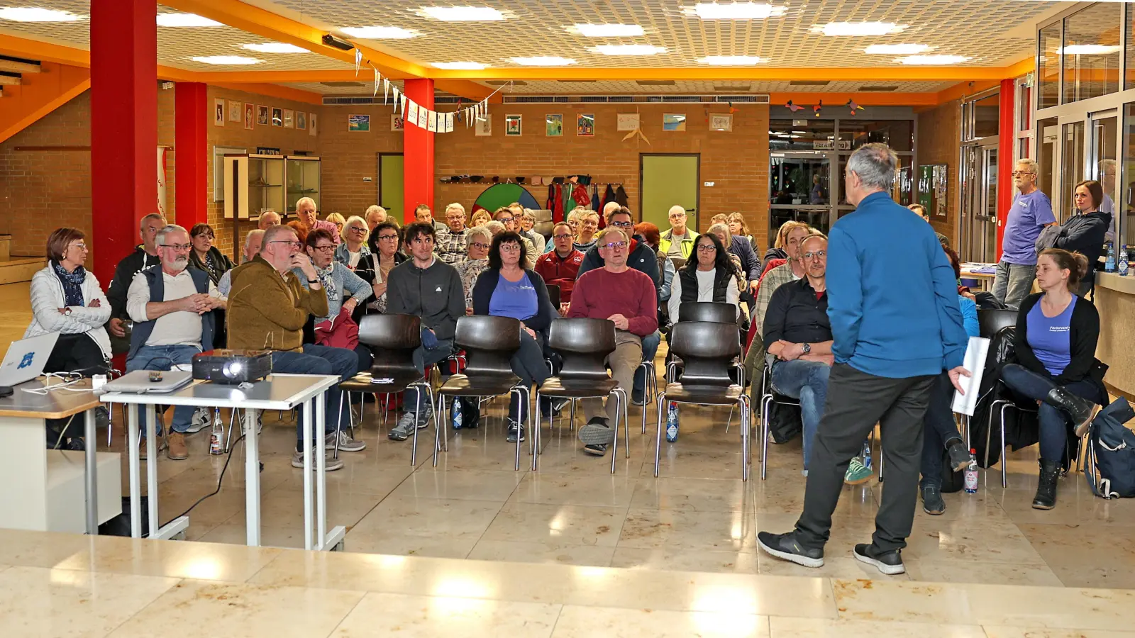 Vorsitzender Rainer Ströbel informierte die Mitglieder des Fördervereins in der Schulaula über den aktuellen Stand in Sachen Freibad. (Foto: Arlett Ströbel)