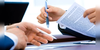 Mit dem Ausbildungsvertrag beginnt das Arbeitsleben. Wie bei jedem Vertrag empfiehlt sich auch hier: Aufmerksam lesen und bei Unklarheiten nachfragen! (Foto: Pixabay)