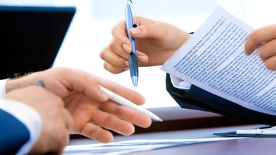 Mit dem Ausbildungsvertrag beginnt das Arbeitsleben. Wie bei jedem Vertrag empfiehlt sich auch hier: Aufmerksam lesen und bei Unklarheiten nachfragen! (Foto: Pixabay)