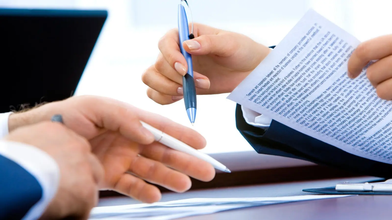 Mit dem Ausbildungsvertrag beginnt das Arbeitsleben. Wie bei jedem Vertrag empfiehlt sich auch hier: Aufmerksam lesen und bei Unklarheiten nachfragen! (Foto: Pixabay)