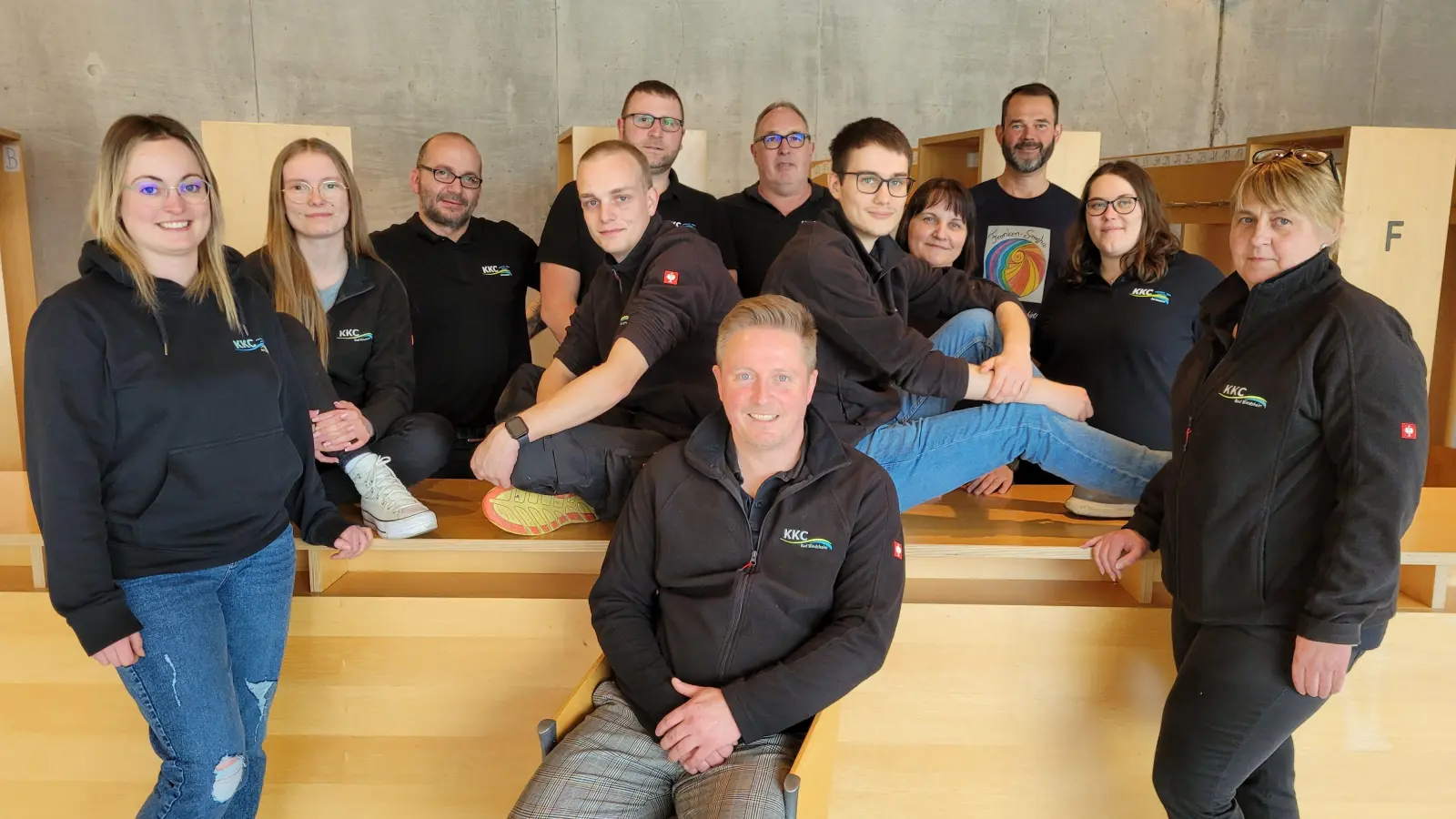 Das KKT-Team traut sich den Job des Festwirts zu (von links): Lena Schmidt, Antonia Botsch, Marco Studtrucker, Jochen Schauer, Sven Müller, Uwe Martin, Simon Heubusch, Silke Kempf, Armin Nögel, Elisabeth Gotschy und Sabine Hahn sowie Geschäftsführer Jörg Stämmer (vorne). (Foto: Nina Daebel)