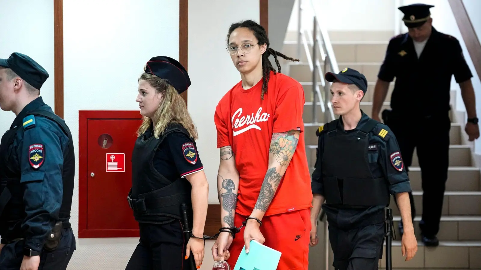 Brittney Griner (M) sitzt seit viereinhalb Monaten in Russland in Untersuchungshaft. (Foto: Alexander Zemlianichenko/AP/dpa)