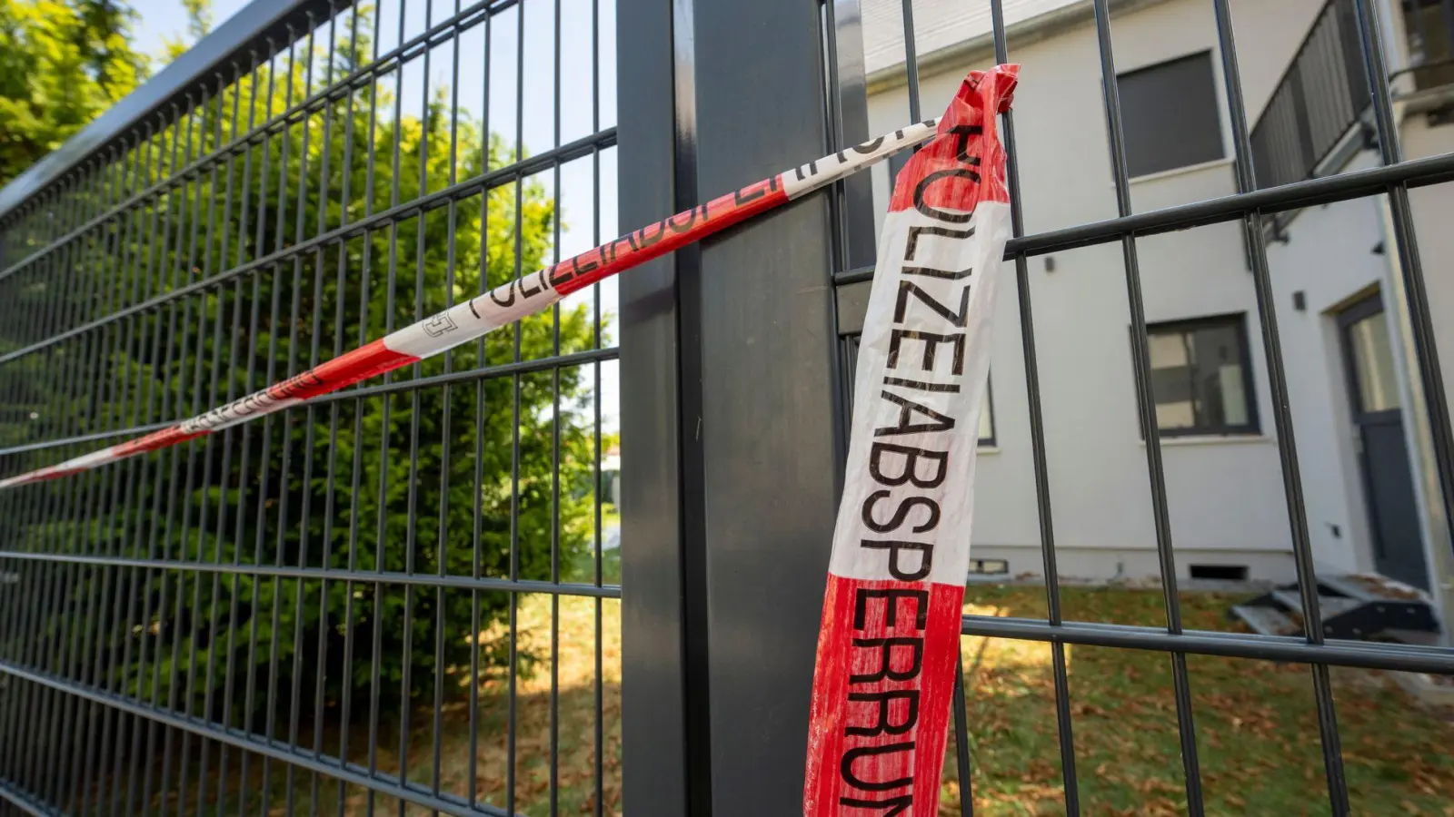 Am Tag nach dem Fund der Leichen blieb das Gelände zunächst gesperrt.  (Foto: Stefan Puchner/dpa)