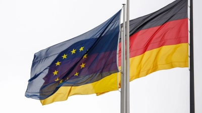 Eine Deutschlandflagge (r) und eine Europaflagge: Kommen alle Solidaritätsabkommen mit Deutschland zur Gaslieferung im Notfall zustande? (Foto: Carsten Koall/dpa)