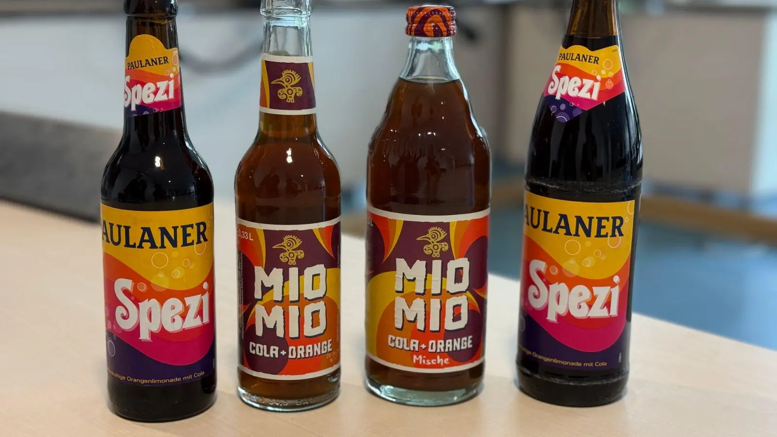 Wie ähnlich sind die Flaschen? „Schauen Sie es sich selbst an“, rät der Richter.  (Foto: Christof Rührmair/dpa)