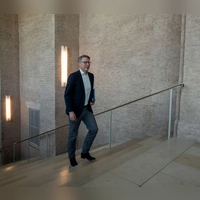 Kunstminister Markus Blume (CSU) hat Pläne für eine Umstrukturierung der bayerischen Staatsmuseen vorgestellt. (Archivbild) (Foto: Peter Kneffel/dpa)