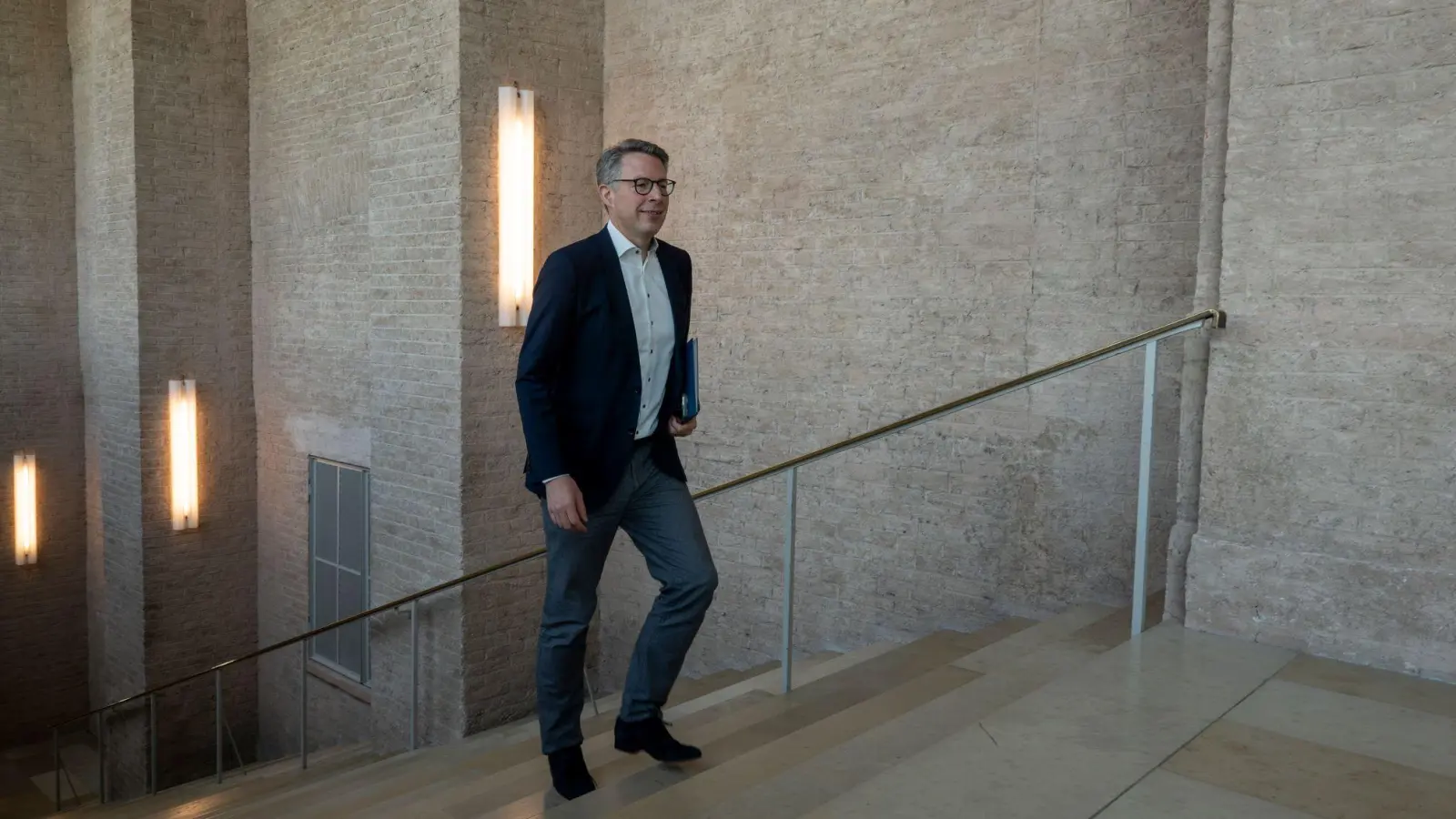 Kunstminister Markus Blume (CSU) hat Pläne für eine Umstrukturierung der bayerischen Staatsmuseen vorgestellt. (Archivbild) (Foto: Peter Kneffel/dpa)