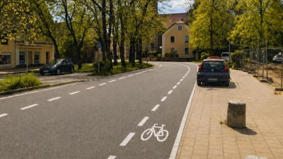So könnte das Ergebnis aussehen: Auf diesem Bild wurden mittels Fotomontage die Radschutzstreifen in der Neuendettelsauer Bahnhofstraße visualisiert. (Foto: Julia Stahl)