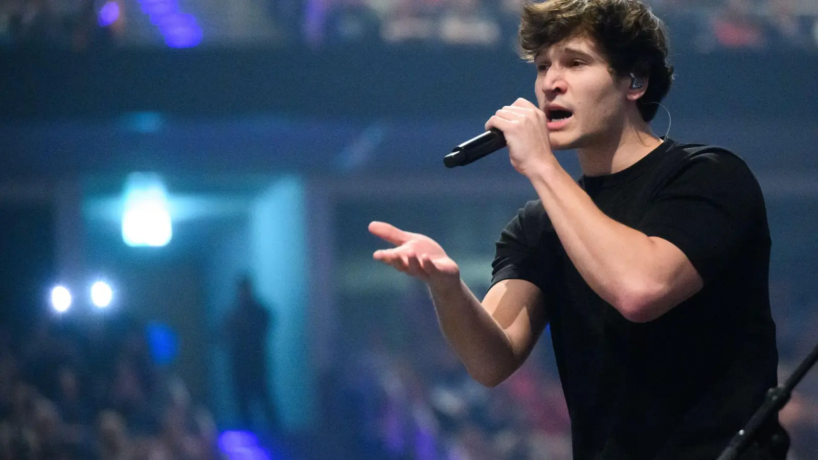 Wincent Weiss ist glücklich - und singt darüber. (Archivbild) (Foto: Julian Stratenschulte/dpa)